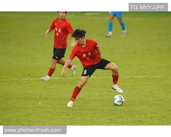 现役华裔足球运动员的崛起与挑战探索他们在国际赛场上的表现与影响力